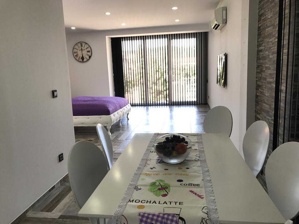 Ajla Apartment *